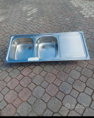 Lavandino in acciaio inox da cucina. 