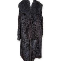 Pelliccia Astrakan nera lunga con collo in Mongoli