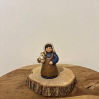 Donna con gallo blu presepe classico Thun