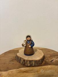 Donna con gallo blu presepe classico Thun