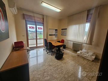 3 Locali uso Ufficio o Studio Medico - Villa Raspa