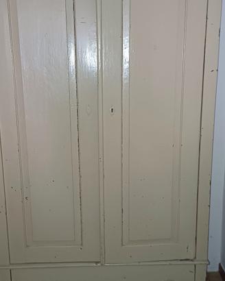 Vecchio armadio in legno