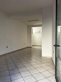 Locale commerciale in centro a Uta