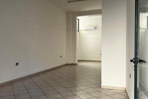 Locale commerciale in centro a Uta