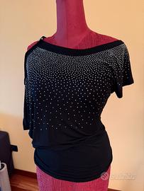 Maglia con strass e spalle scoperte