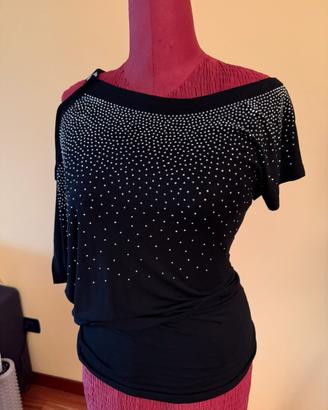 Maglia con strass e spalle scoperte