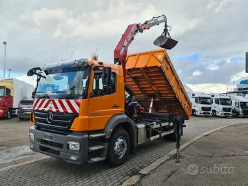 Camion ribaltabile con gru