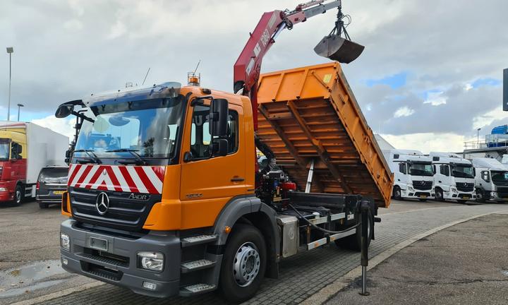 Camion ribaltabile con gru