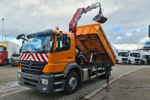 Camion ribaltabile con gru