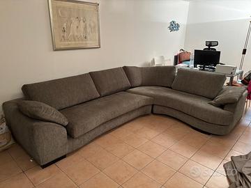 Divano angolare 320 x 220 in tessuto.
