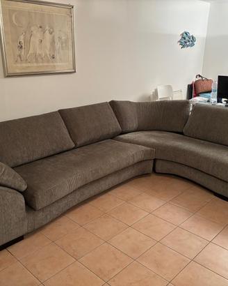 Divano angolare 320 x 220 in tessuto.