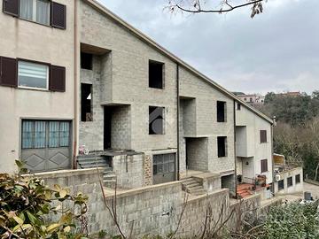 VILLA A SCHIERA A MONTEFIASCONE