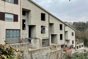 VILLA A SCHIERA A MONTEFIASCONE