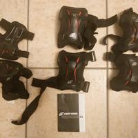 Set di protezioni per ginocchia e gomiti e mani 