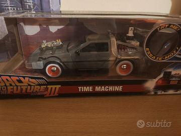 modellino della Delorean back to the future