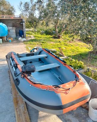Gommone con motore