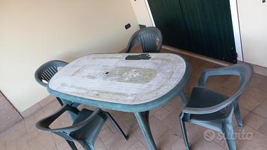 Tavolo da giardino e sedie