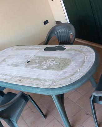 Tavolo da giardino e sedie
