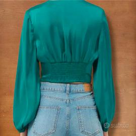 Top corto verde a maniche lunghe.