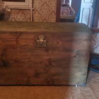 baule colore verde e marrone