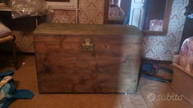 baule colore verde e marrone