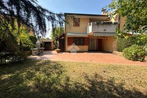 VILLA A SCHIERA A VERDERIO