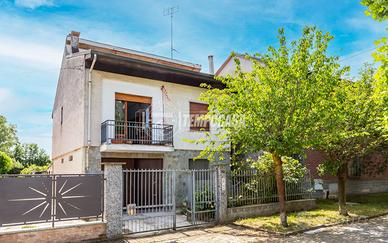 VEROLENGO VILLA CON TERRAZZO, GIARDINO E BOX AUTO