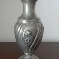 Vaso ornamentale in peltro. Lavorato a mano
