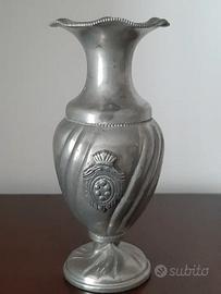 Vaso ornamentale in peltro. Lavorato a mano