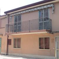 Due case autonome su due piani con cortiletto