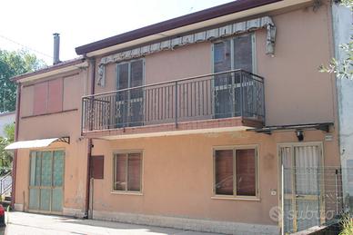 Due case autonome su due piani con cortiletto