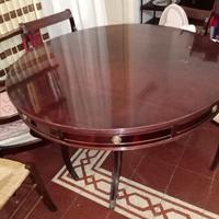 Tavolo con sedie e tavolino