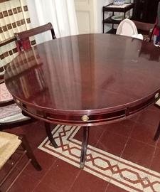 Tavolo con sedie e tavolino