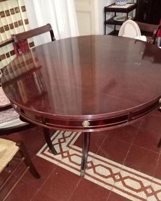 Tavolo con sedie e tavolino