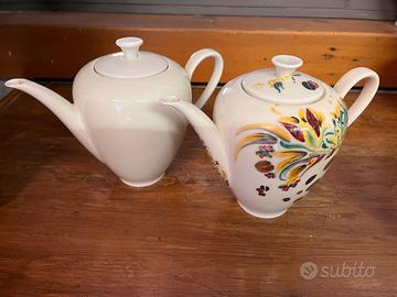 Teiera e caraffa in porcellana dipinta a mano