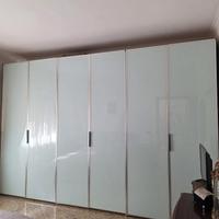 armadio moderno con montaggio