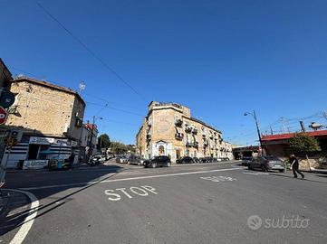 2 LOCALI A NAPOLI
