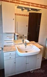 Mobile bagno con specchio e lavabo