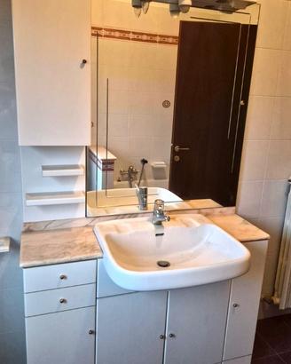 Mobile bagno con specchio e lavabo
