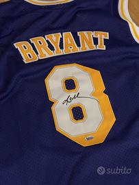 Maglia ufficiale Lakers autografata da Kobe Bryant