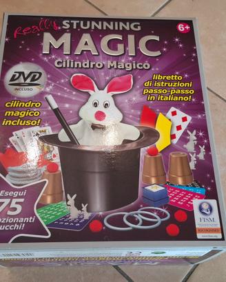 Gioco di magia. Stunning cilindro magico