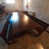 tavolo in legno massiccio con panchine