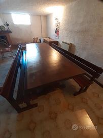 tavolo in legno massiccio con panchine