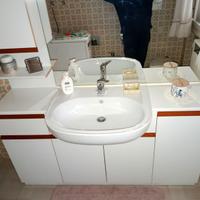 Mobile bagno con specchio, lavabo e miscelatore