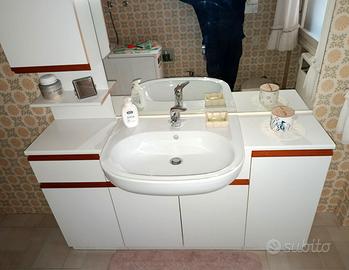 Mobile bagno con specchio, lavabo e miscelatore
