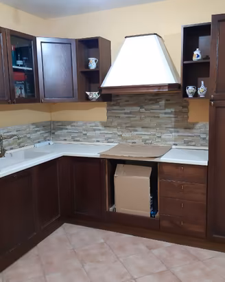 Cucina componibile  in legno massello scuro