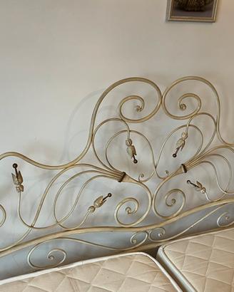 Letto matrimoniale con reti