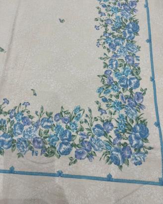 Lenzuolo matrimoniale Gabel con fiori azzurri