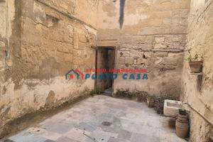 Via XX Settembre - Intero stabile da ristrutturare