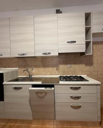 Cucina completa di elettrodomestici